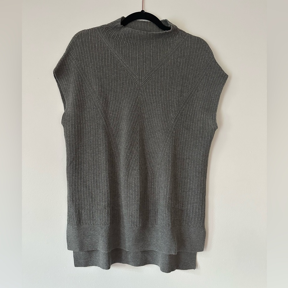 Like New- Banana Republic factory- sleeveless mock turtleneck‎ sweater